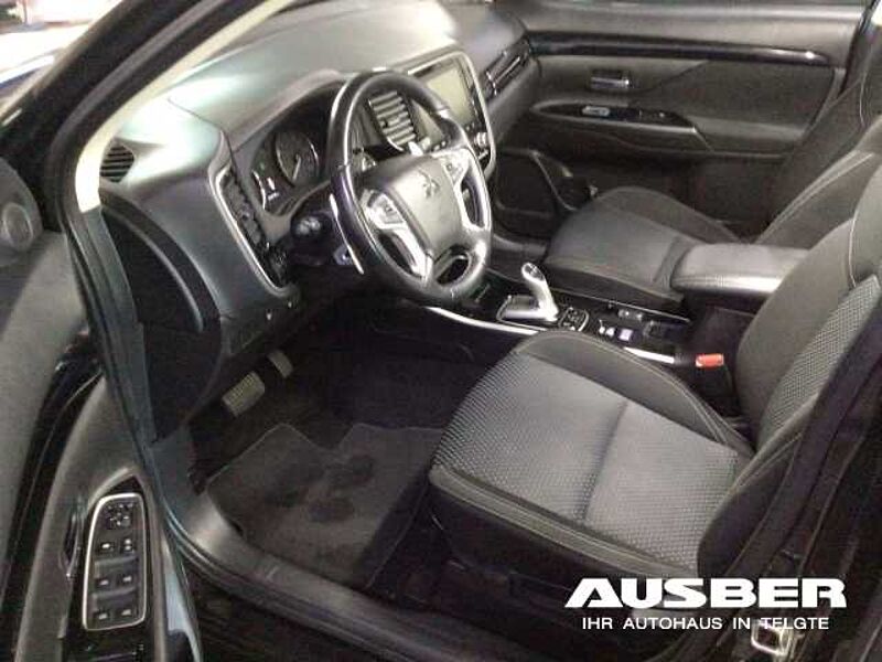 Mitsubishi Outlander PHEV Basis 4WD 2.4 Plug-in Hybrid 1. Hand GJR